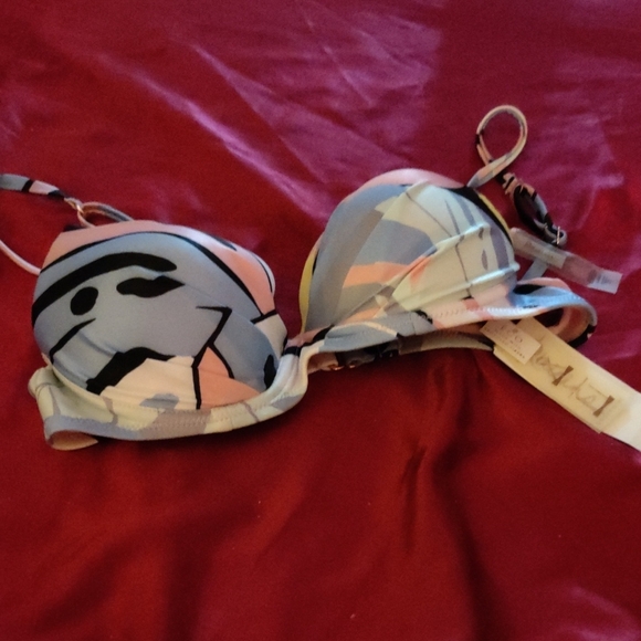 NWT Top Size Medium Vibrant Colors You Get The Bra Top Only - Picture 6 of 11